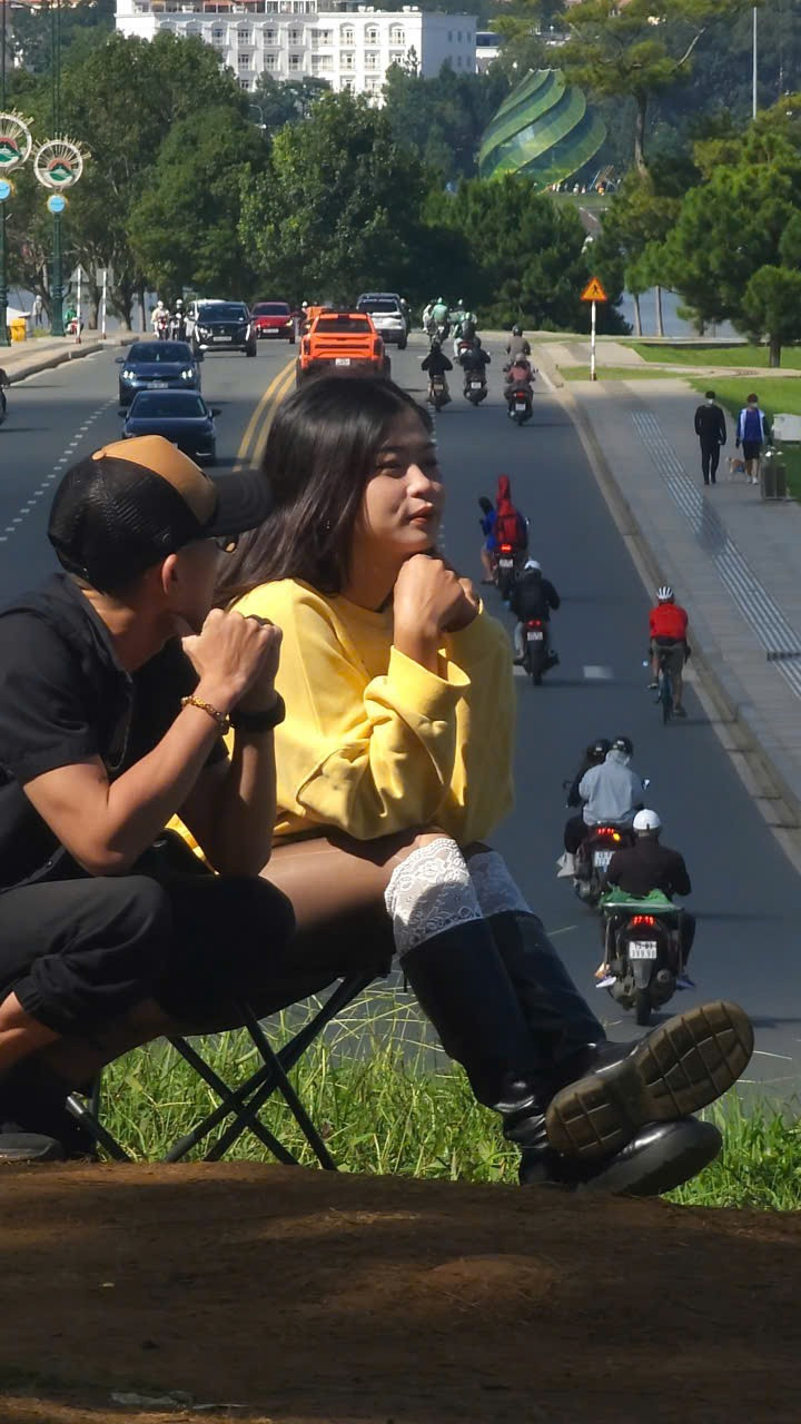 Anh Hảo hướng dẫn du khách tạo dáng phù hợp để có video ấn tượng. Anh Hảo hướng dẫn du khách tạo dáng phù hợp để có video ấn tượng.