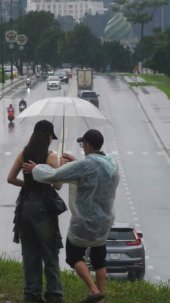 Anh Hảo hướng dẫn du khách tạo dáng phù hợp để có video ấn tượng. Anh Hảo hướng dẫn du khách tạo dáng phù hợp để có video ấn tượng.