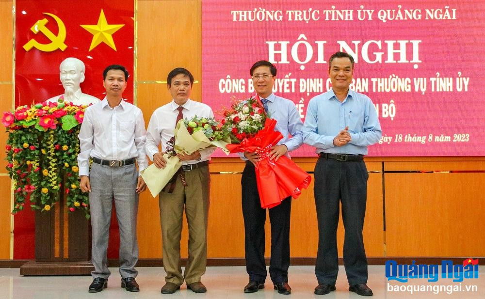 Lãnh đạo Ban Tuyên giáo Tỉnh ủy và huyện Trà Bồng chúc mừng đồng chí Đặng Minh Thảo và Nguyễn Văn Dũng nhận nhiệm vụ mới