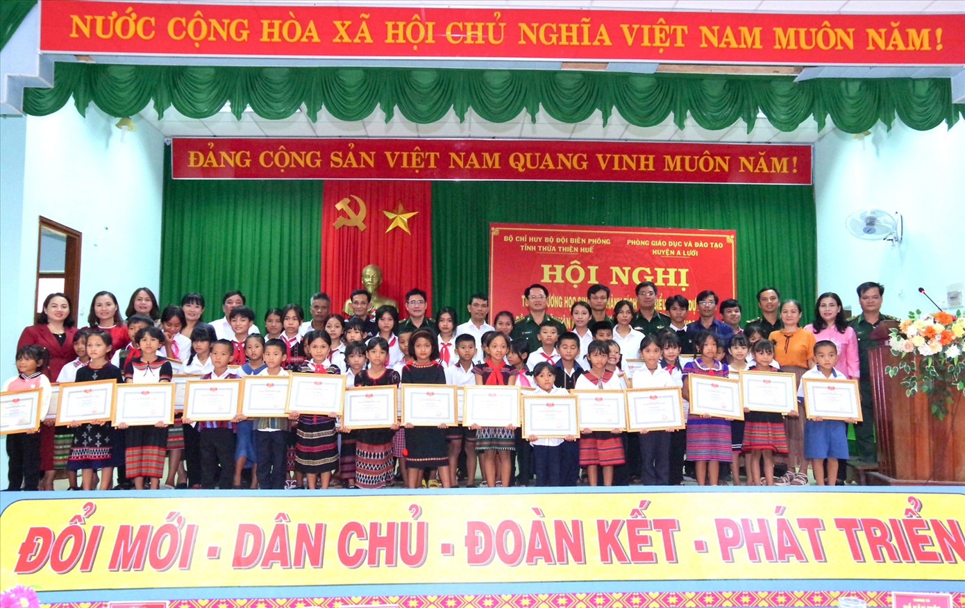 Đại diện các đơn vị chụp ảnh lưu niệm với các em học sinh Đại diện các đơn vị chụp ảnh lưu niệm với các em học sinh