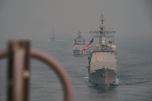 Tàu USS Bunker Hill (CG 52), INS Shivalik (F47) và USS Russell (DDG 59) đi theo đội hình phía sau USS Theodore Roosevelt (CVN 71).