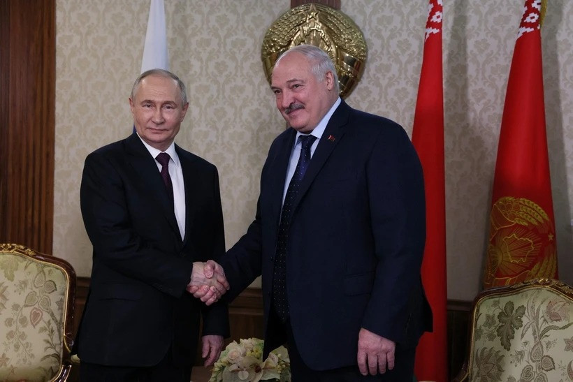 Tổng thống Belarus Alexander Lukashenko (phải) và Tổng thống Nga Vladimir Putin tại cuộc gặp ở Minsk, ngày 23/5/2024. (Ảnh: TTXVN)