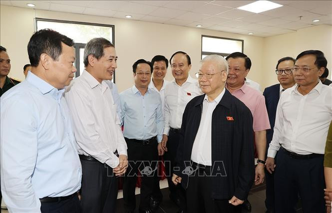 Tổng Bí thư Nguyễn Phú Trọng cùng các đại biểu Đơn vị bầu cử số 1 tiếp xúc cử tri tại quận Hai Bà Trưng. Tổng Bí thư Nguyễn Phú Trọng cùng các đại biểu Đơn vị bầu cử số 1 tiếp xúc cử tri tại quận Hai Bà Trưng.