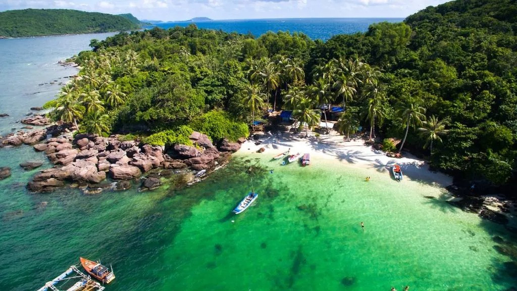 Vẻ đẹp độc đáo và lịch sử phong phú của Việt Nam khiến nơi đây trở thành điểm đến du lịch hấp dẫn, đặc biệt là đối với những người đi một mình. Ảnh: shutterstock. Vẻ đẹp độc đáo và lịch sử phong phú của Việt Nam khiến nơi đây trở thành điểm đến du lịch hấp dẫn, đặc biệt là đối với những người đi một mình. Ảnh: shutterstock.