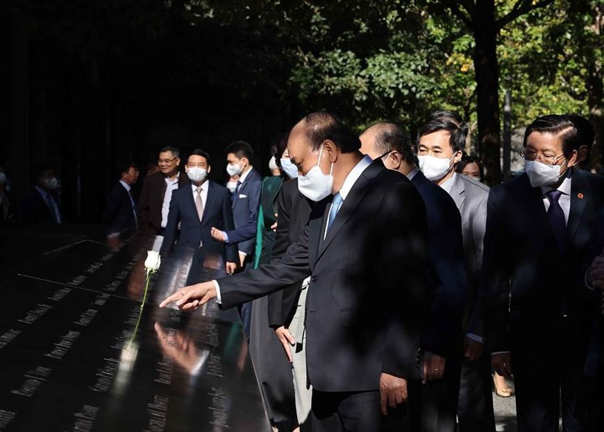 Khu tưởng niệm có khắc tên tất cả những nạn nhân của vụ khủng bố đẫm máu ngày 11/9/2001. (Ảnh: Thống Nhất/TTXVN) Khu tưởng niệm có khắc tên tất cả những nạn nhân của vụ khủng bố đẫm máu ngày 11/9/2001. (Ảnh: Thống Nhất/TTXVN)