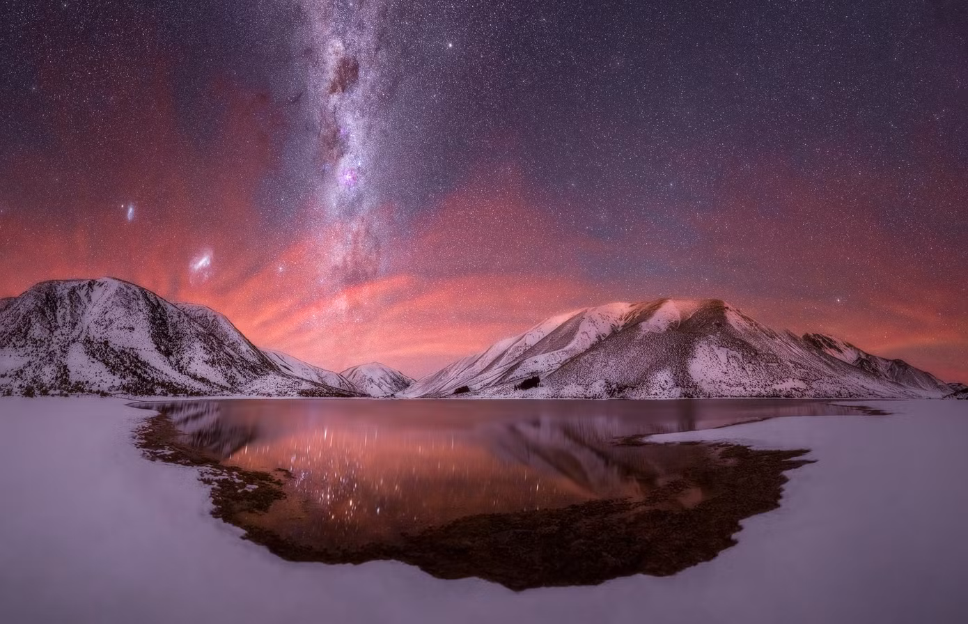 Bức ảnh “Ánh sáng mùa đông” của tác giả Larryn Rae chụp tại Nam Alps, New Zealand. Tác giả chia sẻ: Đây là một trong những luồng không khí điên rồ nhất mà tôi từng thấy! Airglow là khi các nguyên tử được mặt trời tích điện và kích thích trong bầu khí quyển phía trên và phát ra màu sắc tuyệt vời và hoa văn giống như đám mây này.