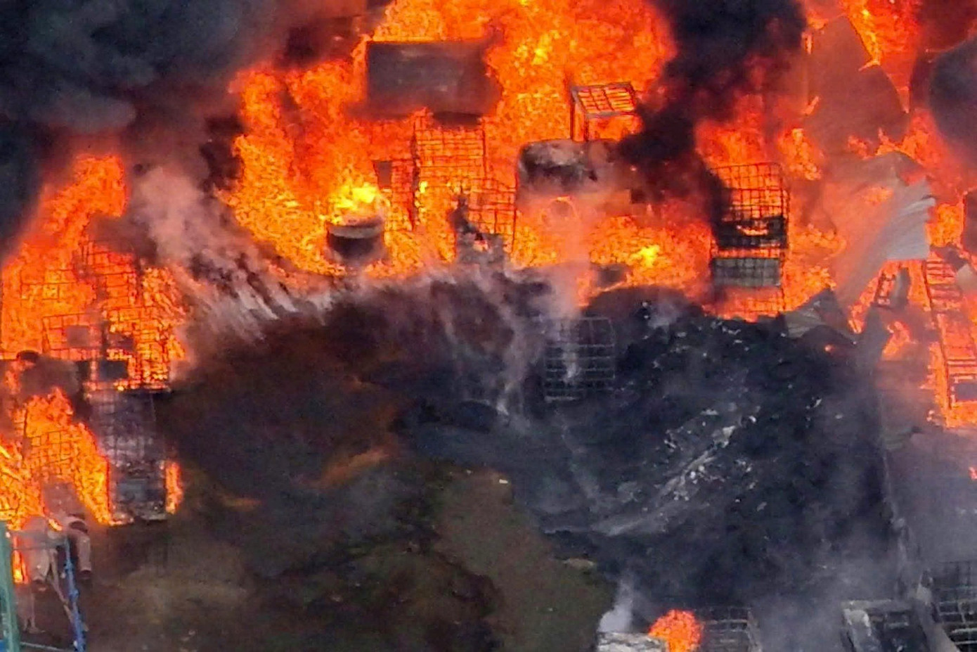 Ngọn lửa bùng phát dữ dội tại nhà xưởng. Ảnh: Lê Trường