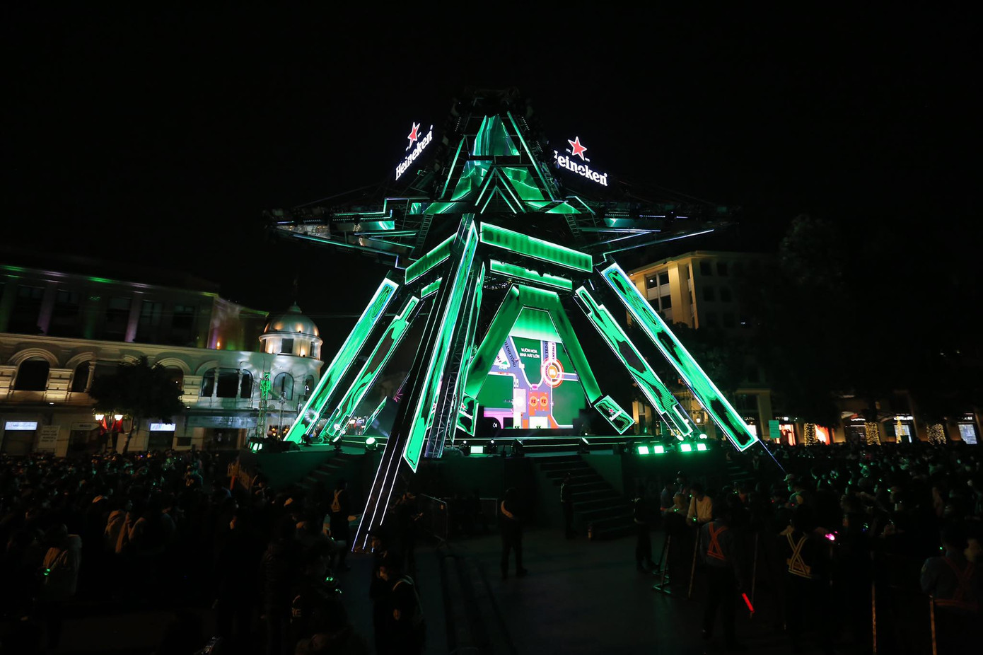 Khoảng 20h30, chương trình countdown tại Quảng trường Cách mạng Tháng 8 chào năm mới chính thức bắt đầu với dàn âm thanh, ánh sáng khủng, nhiều ca sĩ, DJ nổi tiếng của Việt Nam và Thế giới