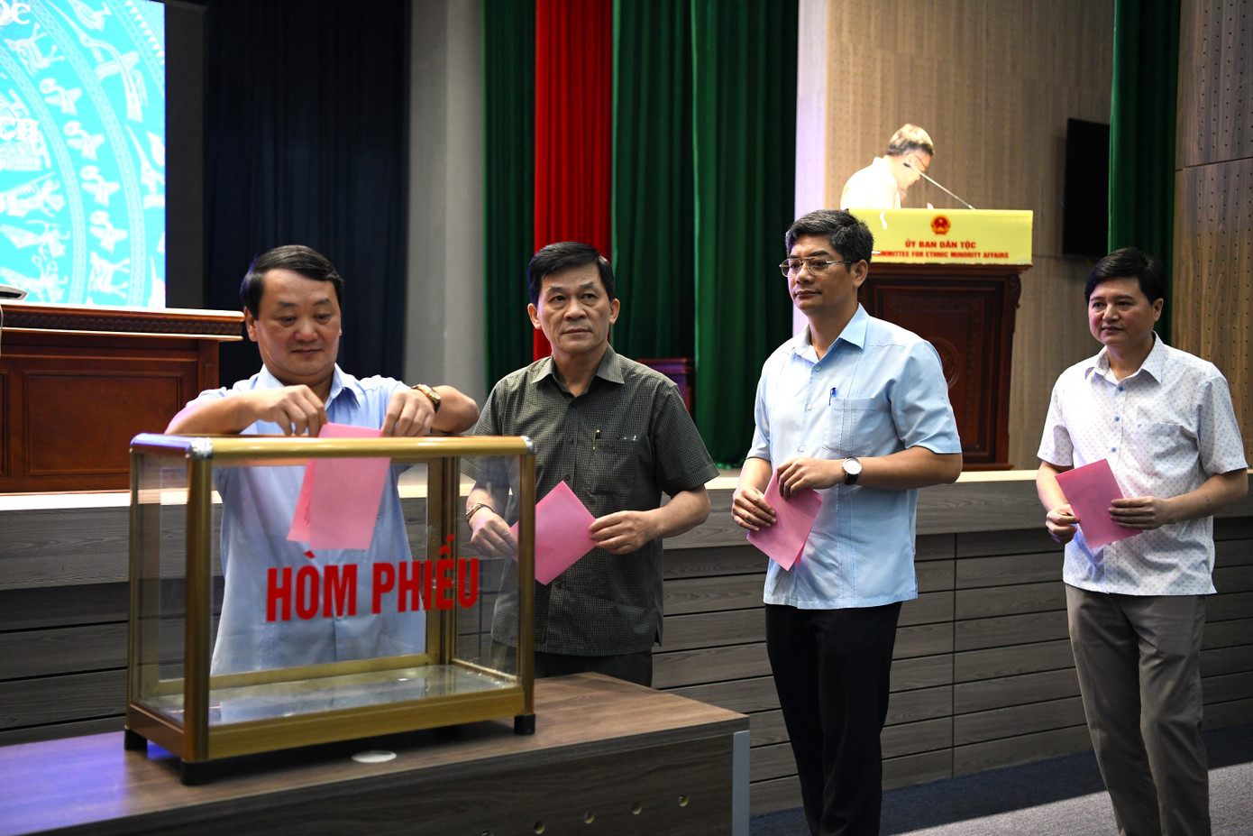 Các đồng chí Ủy viên Ban cán sự Đảng tiến hành bỏ phiếu tại Hội nghị. Các đồng chí Ủy viên Ban cán sự Đảng tiến hành bỏ phiếu tại Hội nghị.