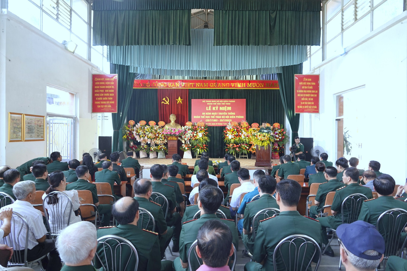 Quang cảnh lễ kỷ niệm. Quang cảnh lễ kỷ niệm.