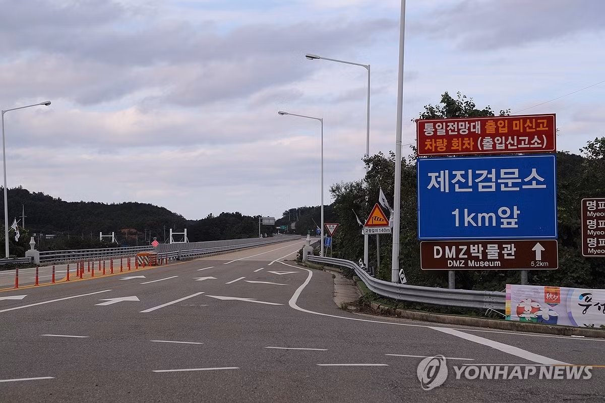 Con đường ở huyện biên giới Goseong của Hàn Quốc dẫn đến Triều Tiên. Ảnh: Yonhap