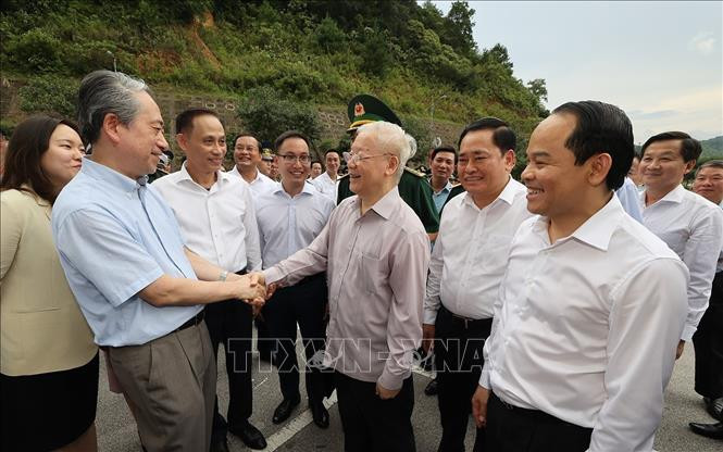 Tổng Bí thư Nguyễn Phú Trọng và Đại sứ Đặc mệnh toàn quyền Cộng hòa Nhân dân Trung Hoa Hùng Ba tại Cửa khẩu quốc tế Hữu Nghị. Ảnh: Trí Dũng/TTXVN.