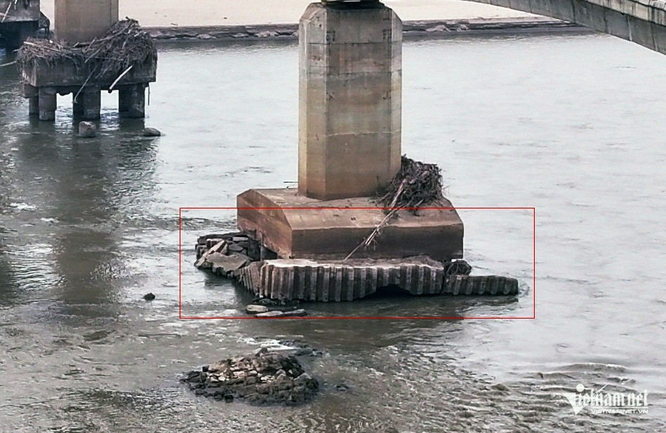 Phần bê tông lót đáy ở một số trụ cầu bị đứt gãy. Ảnh: Đức Hoàng Phần bê tông lót đáy ở một số trụ cầu bị đứt gãy. Ảnh: Đức Hoàng