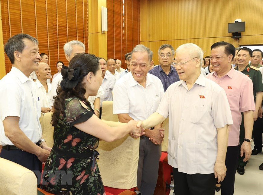 Tổng Bí thư Nguyễn Phú Trọng với cử tri tại quận Hai Bà Trưng. (Ảnh: Trí Dũng/TTXVN) Tổng Bí thư Nguyễn Phú Trọng với cử tri tại quận Hai Bà Trưng. (Ảnh: Trí Dũng/TTXVN)