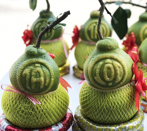 Cặp bưởi hồ lô khắc chữ Tài - Lộc. Cặp bưởi hồ lô khắc chữ Tài - Lộc.