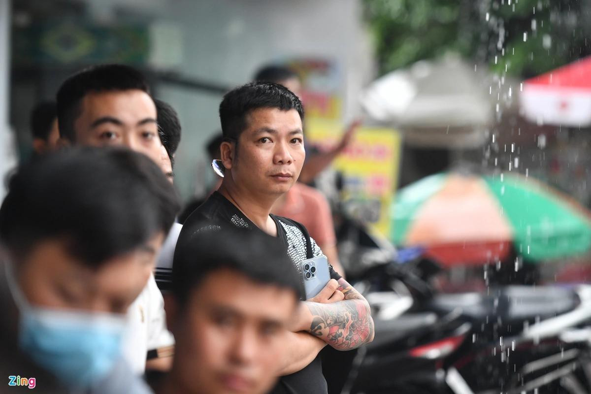 Dưới cơn mưa nặng hạt, nhiều người mệt mỏi, thất thần chờ đợi tin tức về người thân của mình. Hiện lực lượng chức năng vẫn tiếp tục tiếp cận một số phòng hát bên trong vụ cháy để dập lửa và tìm kiếm các nạn nhân có thể còn mắc kẹt. Dưới cơn mưa nặng hạt, nhiều người mệt mỏi, thất thần chờ đợi tin tức về người thân của mình. Hiện lực lượng chức năng vẫn tiếp tục tiếp cận một số phòng hát bên trong vụ cháy để dập lửa và tìm kiếm các nạn nhân có thể còn mắc kẹt.