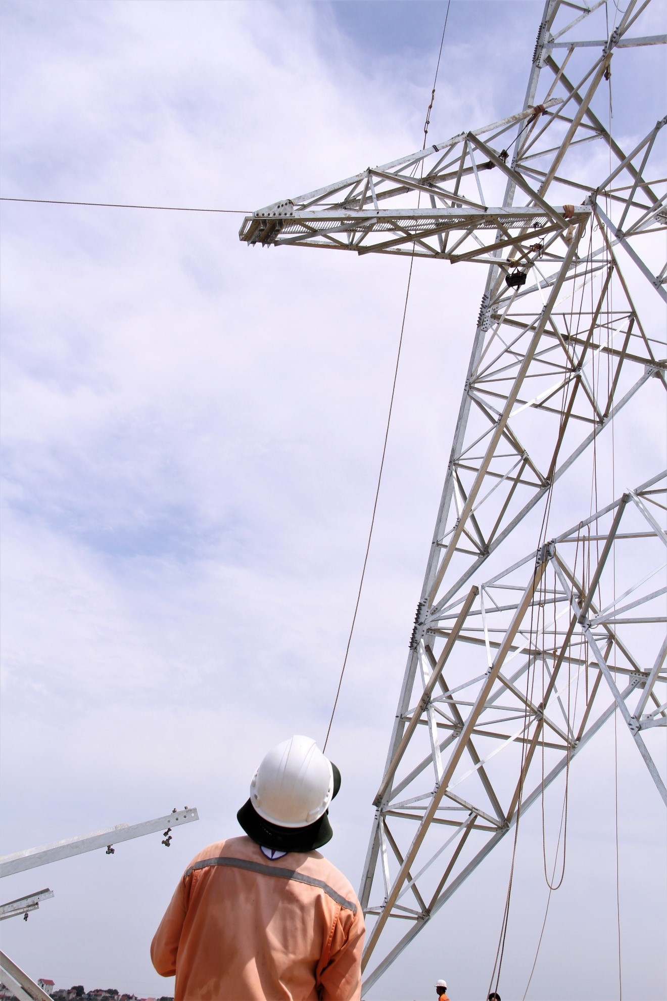 Không thể đưa cần cẩu đến chân công trình, Công ty Điện lực Long An cũng phải hoàn toàn dùng sức người để thi công cột 172.