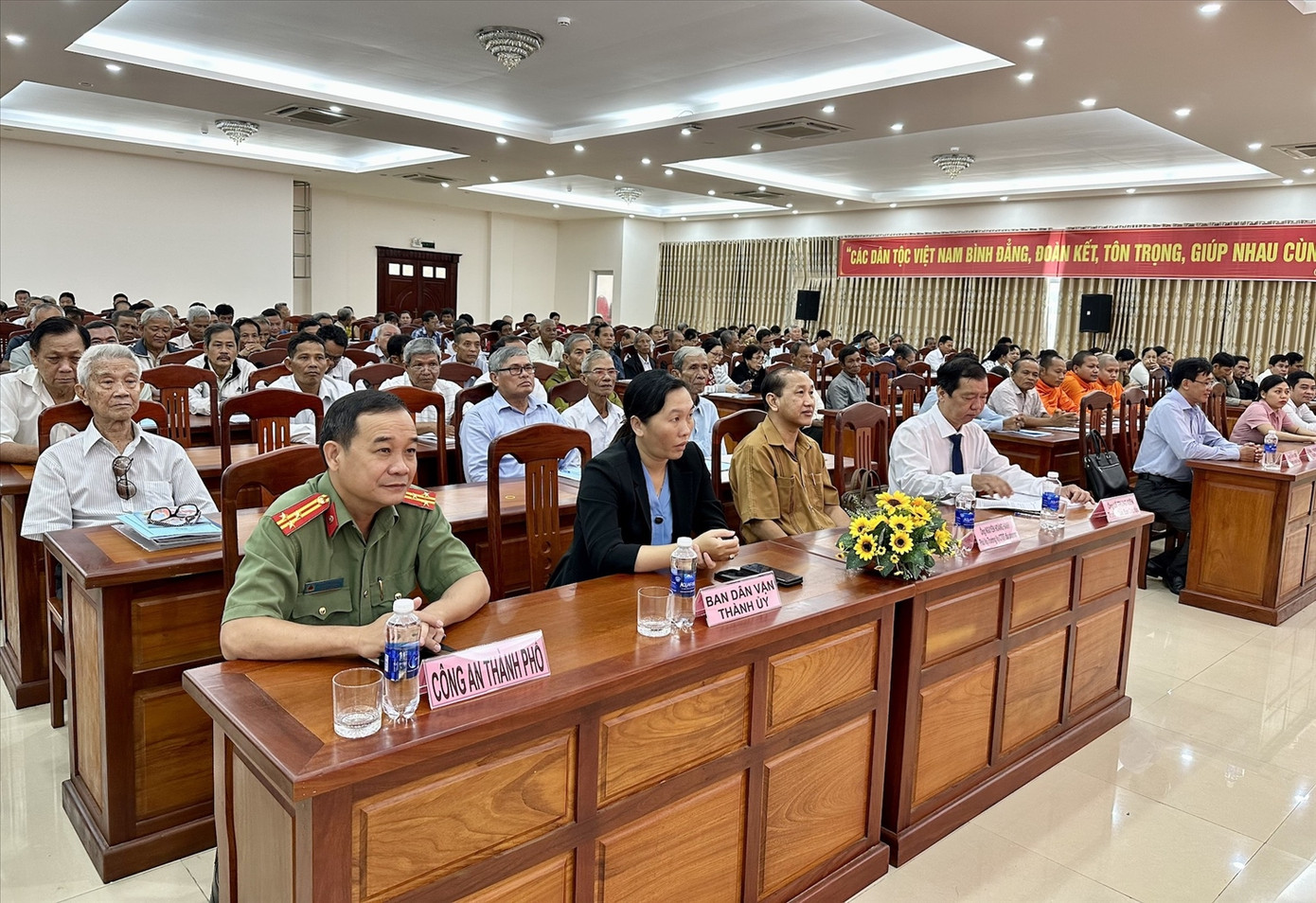 Hơn 250 đại biểu là người có uy tín trong đồng bào dân tộc thiểu số tại TP. Cần Thơ đã tham dự hội nghị