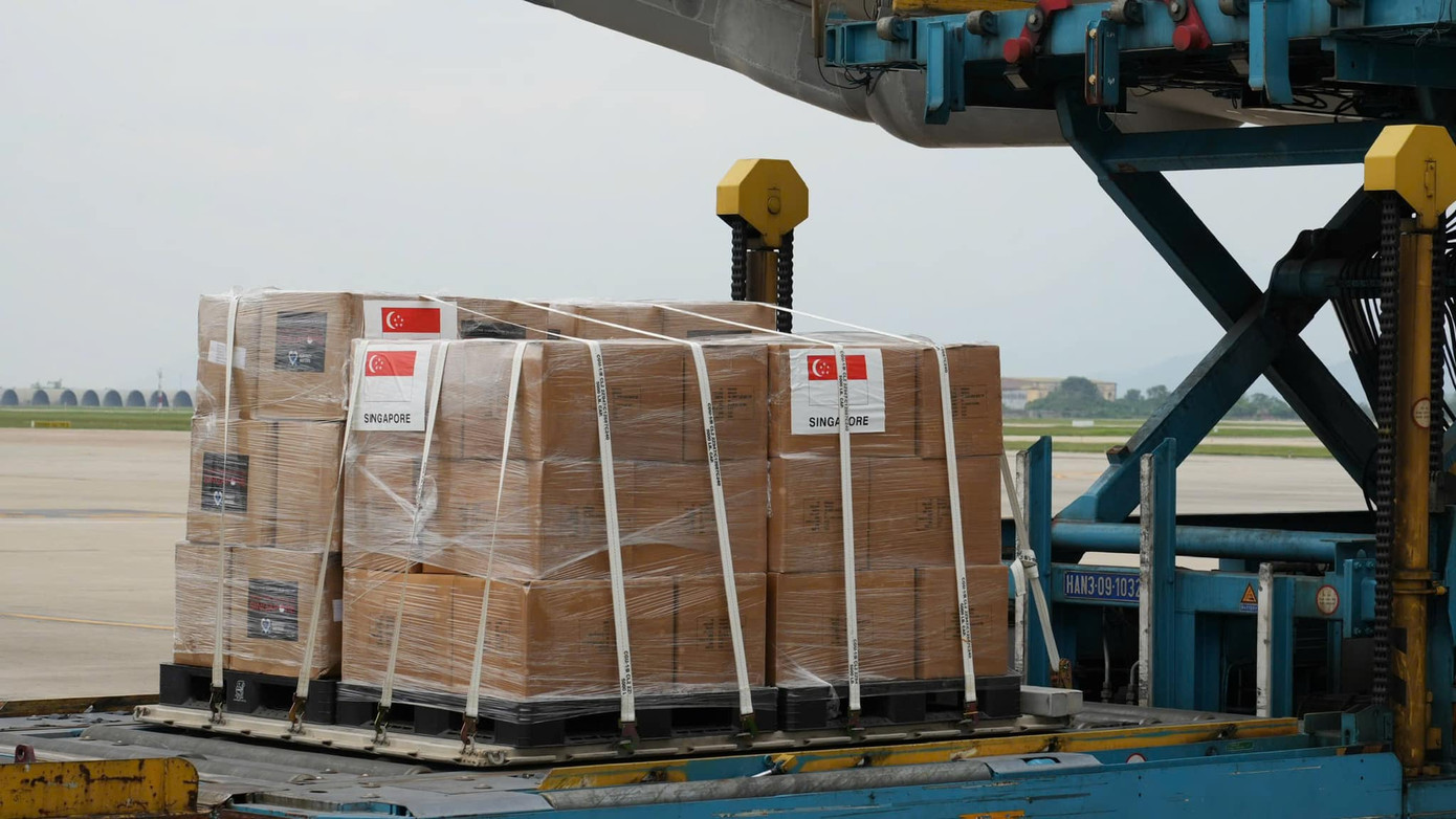 Hàng hóa hỗ trợ bão lũ cho Việt Nam được đóng gói cẩn thận và vận chuyển bằng đường hàng không. Ảnh: NIA.