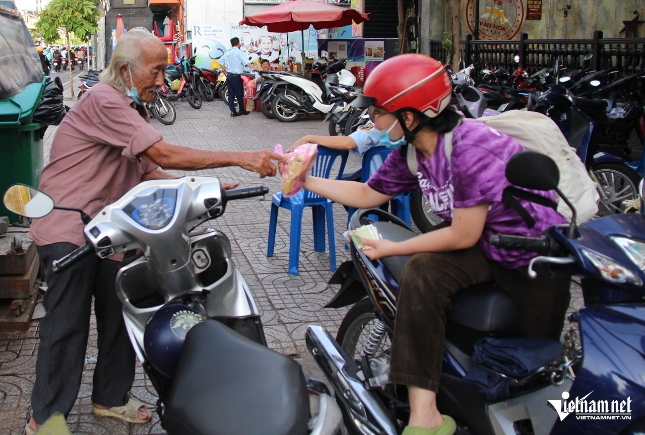 Sau khi thông tin ông ế khách lan tỏa trên mạng xã hội, xe bánh bao ở vỉa hè của ông được nhiều người đến ủng hộ. Ảnh: Hà Nguyễn Sau khi thông tin ông ế khách lan tỏa trên mạng xã hội, xe bánh bao ở vỉa hè của ông được nhiều người đến ủng hộ. Ảnh: Hà Nguyễn