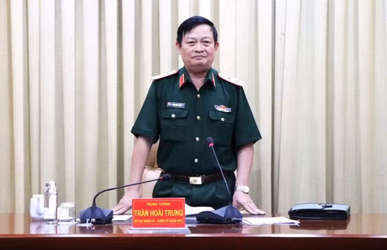 Trung tướng Trần Hoài Trung phát biểu chủ trì buổi họp với các cơ quan, đơn vị. Ảnh: TRẦN YÊN