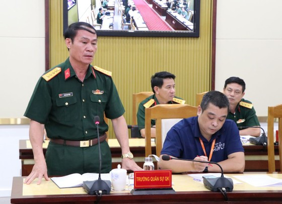 Lãnh đạo Trường Quân sự Quân khu 7 phát biểu trình bày tại buổi làm việc. Ảnh: TRẦN YÊN