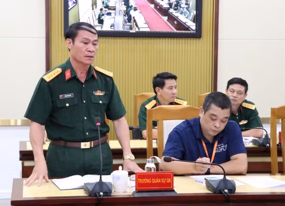 Lãnh đạo Trường Quân sự Quân khu 7 phát biểu trình bày tại buổi làm việc. Ảnh: TRẦN YÊN