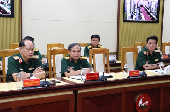 Thiếu tướng Hoàng Đình Chung, Chủ nhiệm Chính trị Quân khu tham dự buổi làm việc. Ảnh: TRẦN YÊN