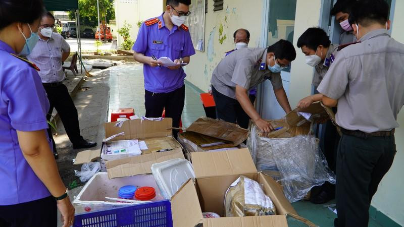 Kiểm sát viên kiểm sát chặt chẽ quá trình tiêu hủy. Ảnh: CẨM TÚ Kiểm sát viên kiểm sát chặt chẽ quá trình tiêu hủy. Ảnh: CẨM TÚ