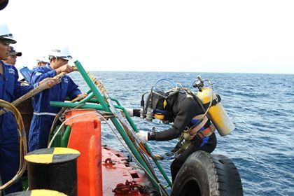 Trục vớt được mỏ neo của tàu cá Nghệ An chìm gần Bạch Long Vỹ ảnh 4