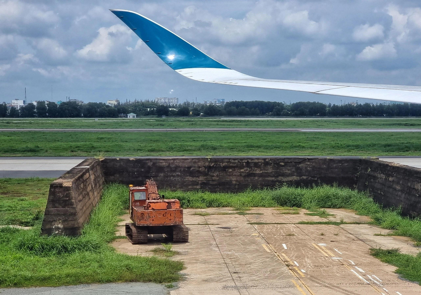 Nhà thầu tập kết máy móc từ cuối tháng 9 để phá dỡ 12 ụ bê tông (Ảnh: Ngọc Tân). Nhà thầu tập kết máy móc từ cuối tháng 9 để phá dỡ 12 ụ bê tông (Ảnh: Ngọc Tân).