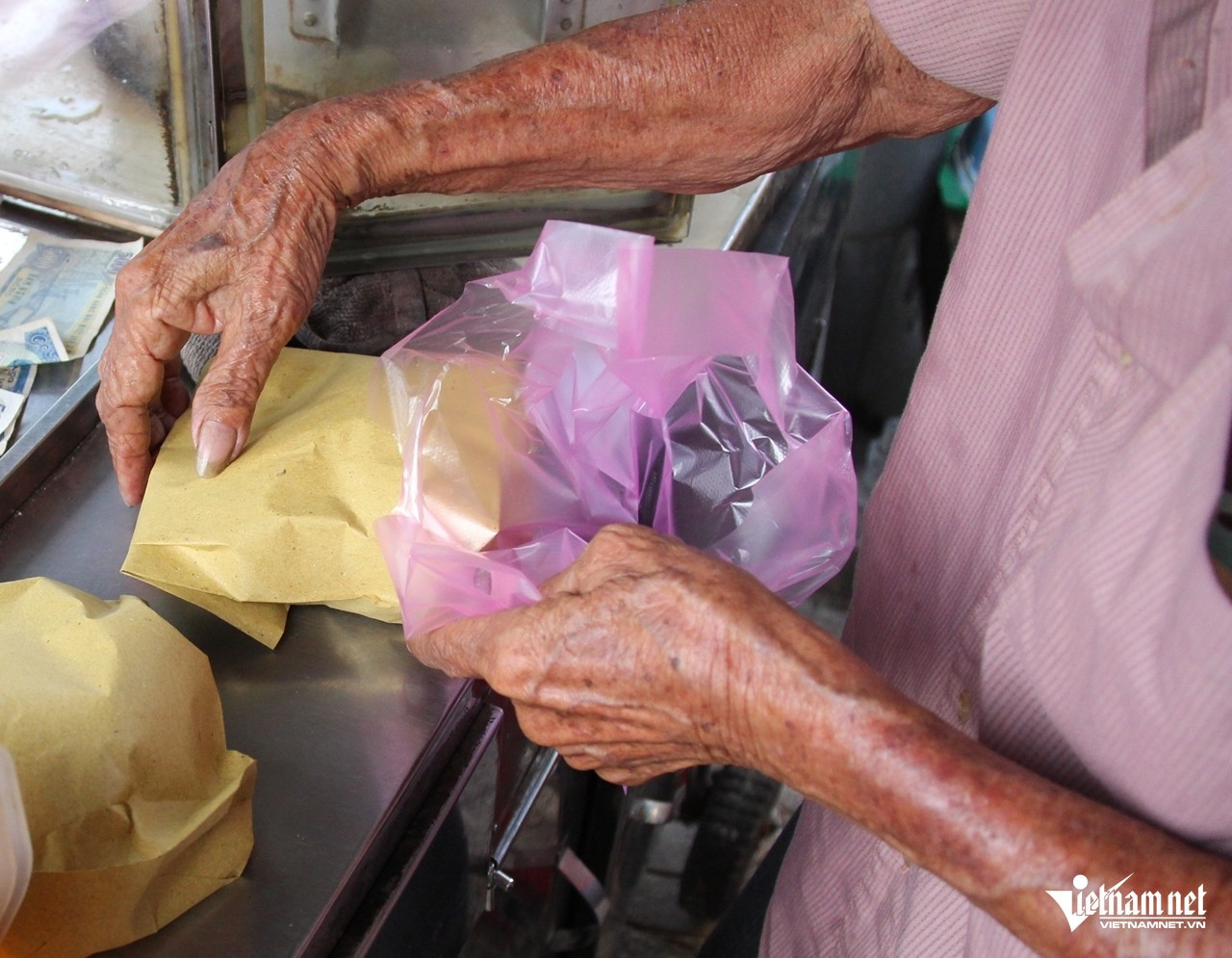 Khi bán, ông cho bánh vào túi giấy rồi gấp gọn. Ảnh: Hà Nguyễn Khi bán, ông cho bánh vào túi giấy rồi gấp gọn. Ảnh: Hà Nguyễn