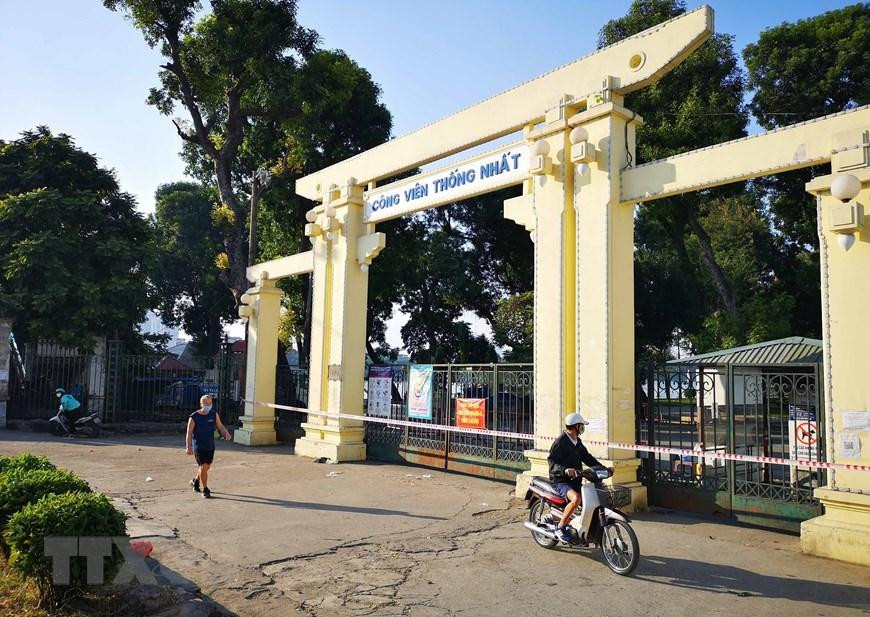 Tạm thời phong tỏa công viên Thống Nhất để truy vết, người dân không được vào bên trong công viên để tham quan, tập thể dục. (Ảnh: Thanh Tùng/TTXVN)