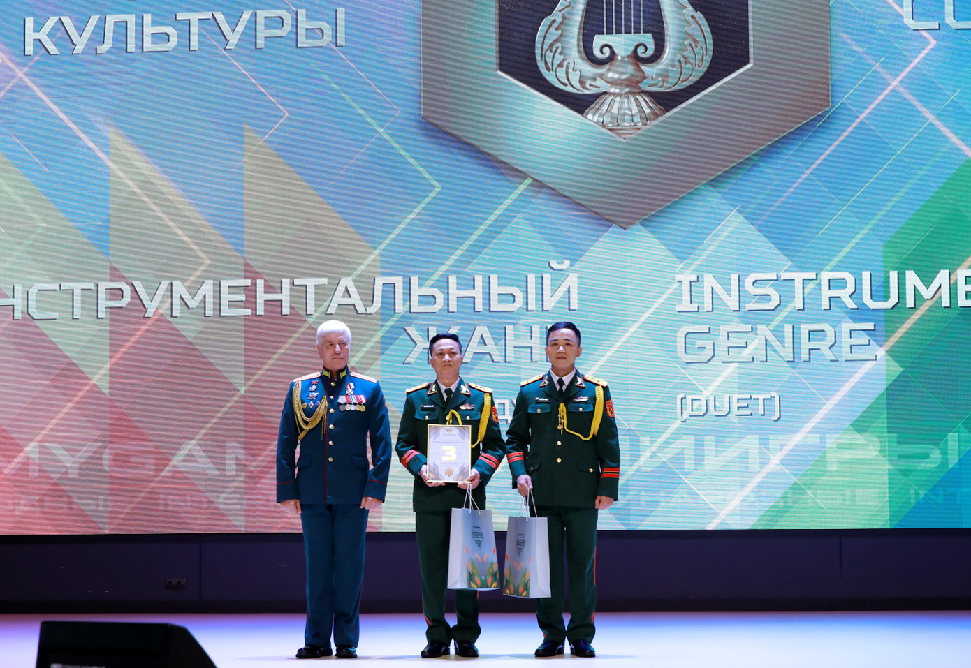 Đại diện đội tuyển nhận giải Ba song tấu nhạc cụ Đại diện đội tuyển nhận giải Ba song tấu nhạc cụ