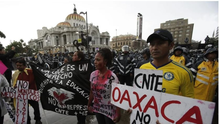 Giáo viên tuần hành yêu cầu tăng lương, cải thiện các khoản phúc lợi xã hội cũng như điều kiện làm việc. Ảnh: bnn.network Giáo viên tuần hành yêu cầu tăng lương, cải thiện các khoản phúc lợi xã hội cũng như điều kiện làm việc. Ảnh: bnn.network