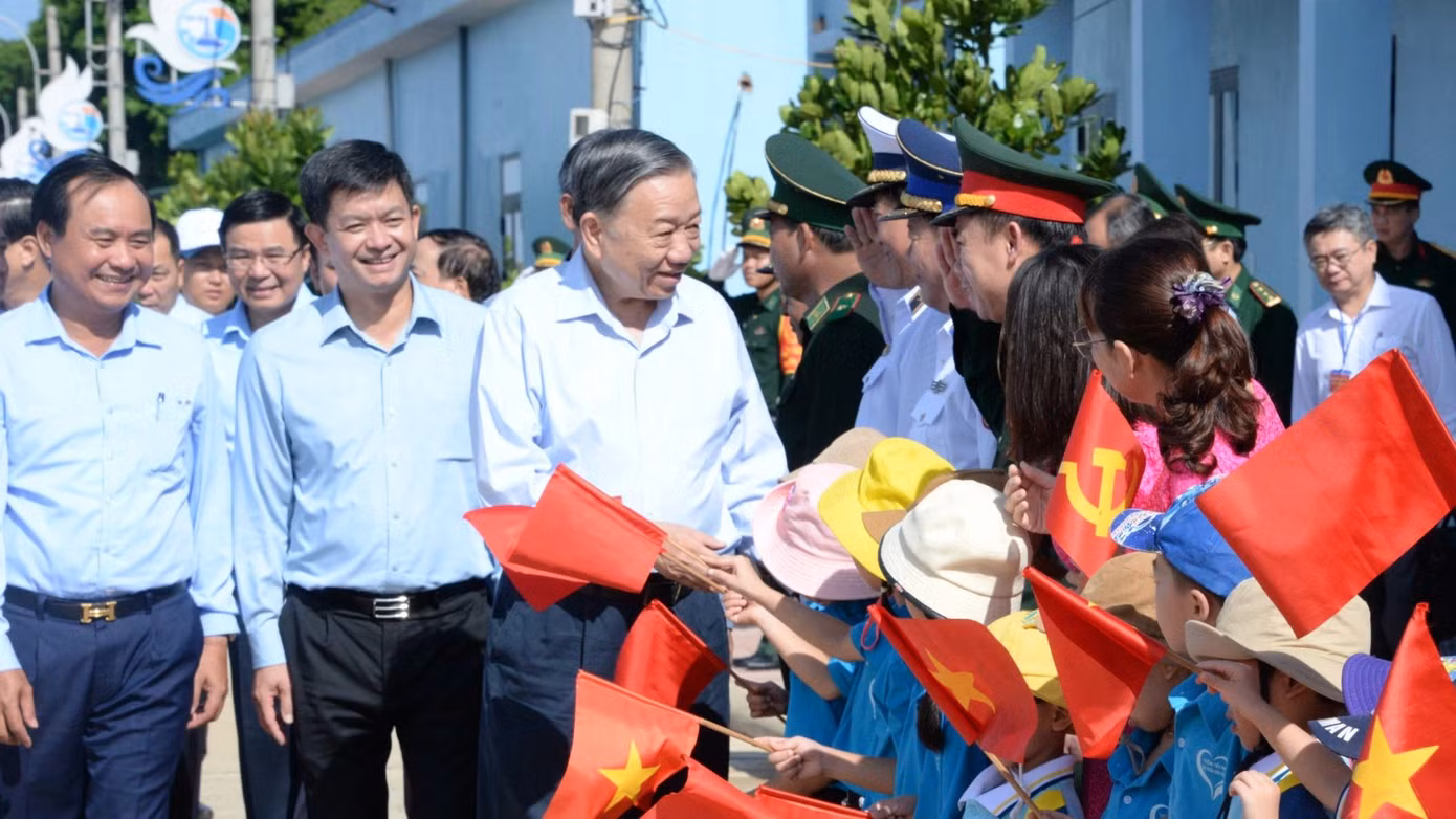 Tổng Bí thư, Chủ tịch nước thăm huyện đảo Cồn Cỏ. Tổng Bí thư, Chủ tịch nước thăm huyện đảo Cồn Cỏ.