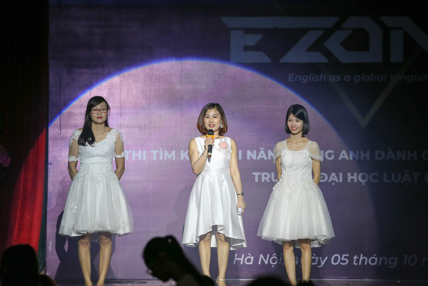 Giảng viên Luật tỏa sáng trong đêm thi tài năng tiếng Anh ảnh 6