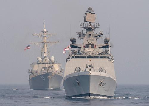 Tàu INS Shivalik (F47) di chuyển theo đội hình cùng với tàu USS Russell (DDG 59)