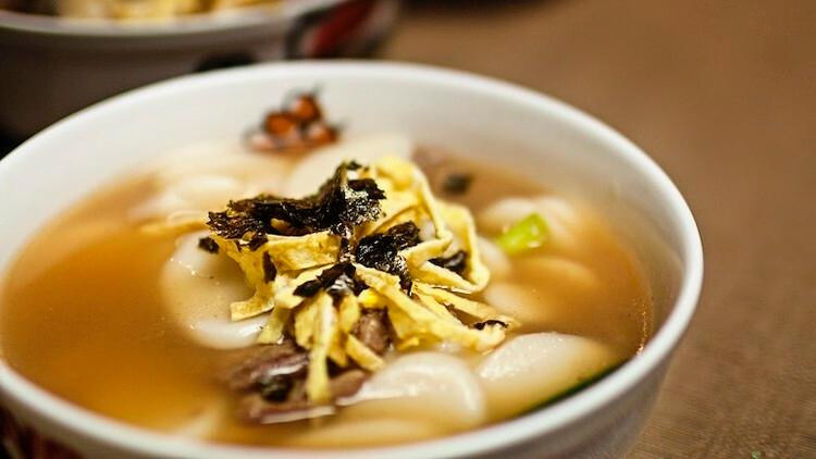 Tteokguk, còn được gọi là canh bánh gạo - Món ăn truyền thống của Hàn Quốc