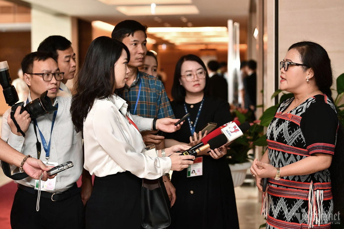 Nghề báo được xếp thứ 9/10 năm 2018, đến năm 2022 đã lên hạng xếp thứ 3/10, chỉ sau nghề nhà giáo và nghề y. Ảnh: Hoàng Hà.