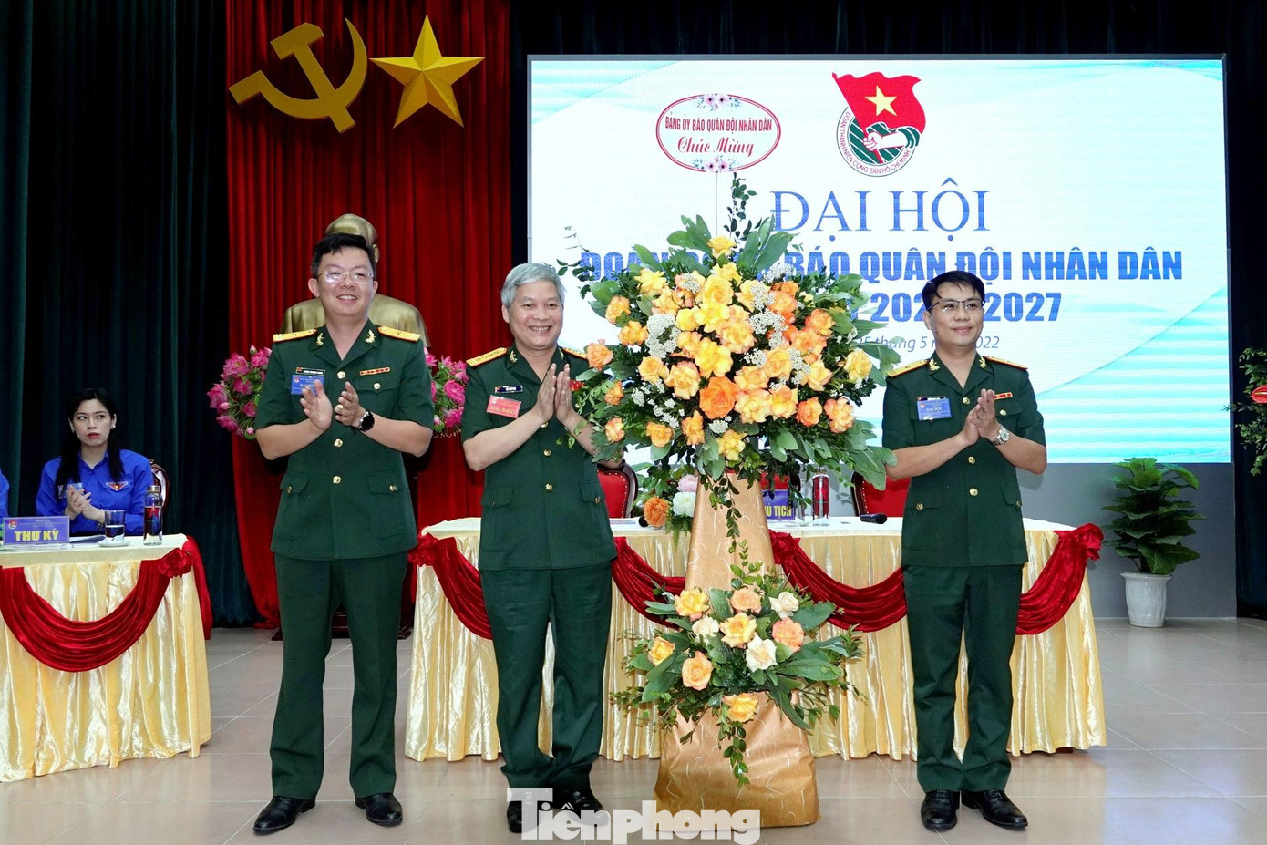 Đại tá Đỗ Phú Thọ - Bí thư Đảng ủy, Phó Tổng biên tập Báo QĐND tặng hoa chúc mừng đại hội Đại tá Đỗ Phú Thọ - Bí thư Đảng ủy, Phó Tổng biên tập Báo QĐND tặng hoa chúc mừng đại hội