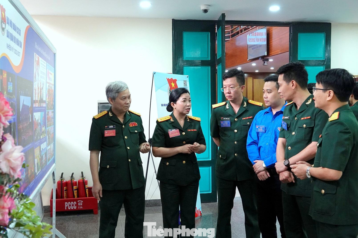 Các đại biểu trao đổi bên lề đại hội, sáng 25/5 Các đại biểu trao đổi bên lề đại hội, sáng 25/5