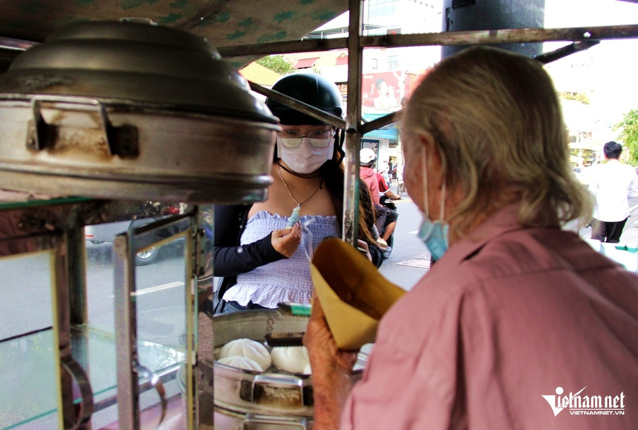 Sau khi thông tin ông ế khách lan tỏa trên mạng xã hội, xe bánh bao ở vỉa hè của ông được nhiều người đến ủng hộ. Ảnh: Hà Nguyễn Sau khi thông tin ông ế khách lan tỏa trên mạng xã hội, xe bánh bao ở vỉa hè của ông được nhiều người đến ủng hộ. Ảnh: Hà Nguyễn