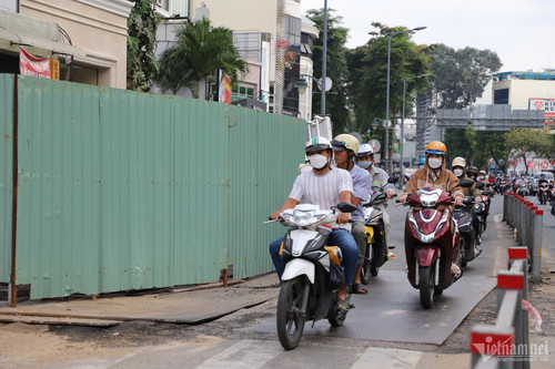 Phần rào chắn được dựng trên các tuyến đường Phan Thúc Duyện, Trần Quốc Hoàn để phục vụ hạng mục thi công hầm chui. Tuy nhiên, do phạm vi dự án nằm ở cửa ngõ quan trọng của sân bay Tân Sơn Nhất nên áp lực ùn tắc qua khu vực này rất cao.