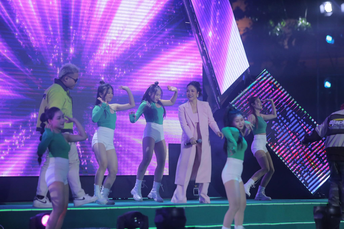 Trong tiếng nhạc sôi động, xập xình, mọi người có dịp thoả sức nhảy nhót, "quậy tung nóc" trước thềm năm mới