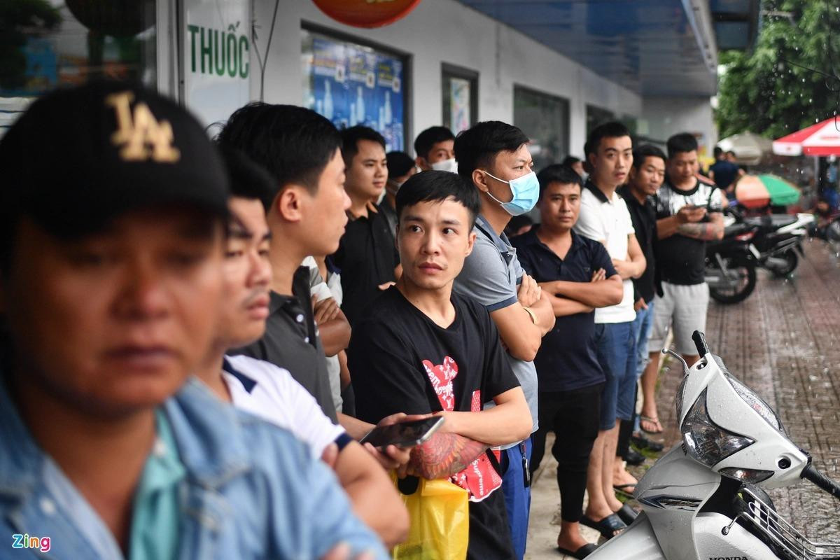 Ngày 7/9, thi thể các nạn nhân trong vụ cháy tại quán karaoke An Phú được đưa về Bệnh viện Đa khoa Thuận An (TP Thuận An, Bình Dương). Hàng chục người trầm lặng đứng bên ngoài cổng bệnh viện để nghe ngóng tin tức, chờ nhận dạng thân nhân trong vụ cháy. Ngày 7/9, thi thể các nạn nhân trong vụ cháy tại quán karaoke An Phú được đưa về Bệnh viện Đa khoa Thuận An (TP Thuận An, Bình Dương). Hàng chục người trầm lặng đứng bên ngoài cổng bệnh viện để nghe ngóng tin tức, chờ nhận dạng thân nhân trong vụ cháy.