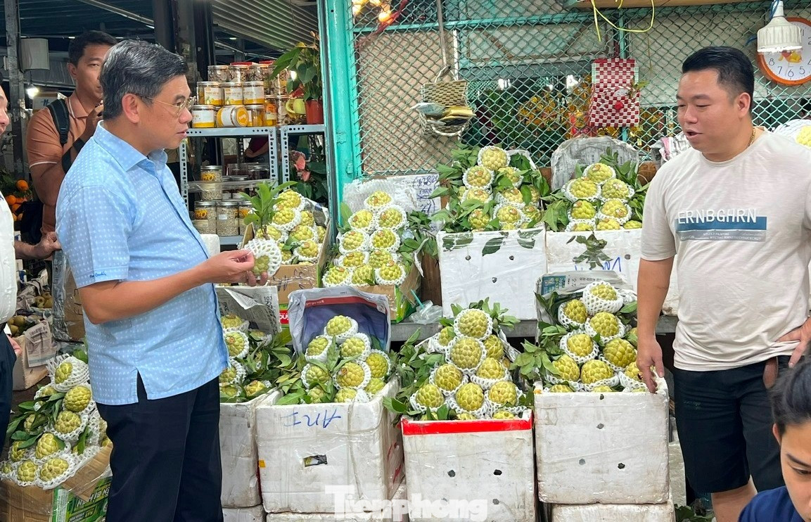 Phó Chủ tịch UBND TPHCM Nguyễn Văn Dũng dẫn đầu đoàn khảo sát, làm việc tại hai chợ đầu mối Hóc Môn và Thủ Đức. Ảnh: Uyên Phương. Phó Chủ tịch UBND TPHCM Nguyễn Văn Dũng dẫn đầu đoàn khảo sát, làm việc tại hai chợ đầu mối Hóc Môn và Thủ Đức. Ảnh: Uyên Phương.