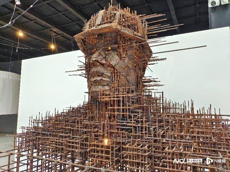 Chàng trai chưa kịp tiết lộ tác phẩm với gia đình, một video về tác phẩm này đã lan truyền khắp mạng xã hội. "Bố tôi biết được nên đã chia sẻ với những đồng nghiệp của mình và kể về nó bằng sự tự hào. Điều đó khiến tôi rất hạnh phúc", anh kể.