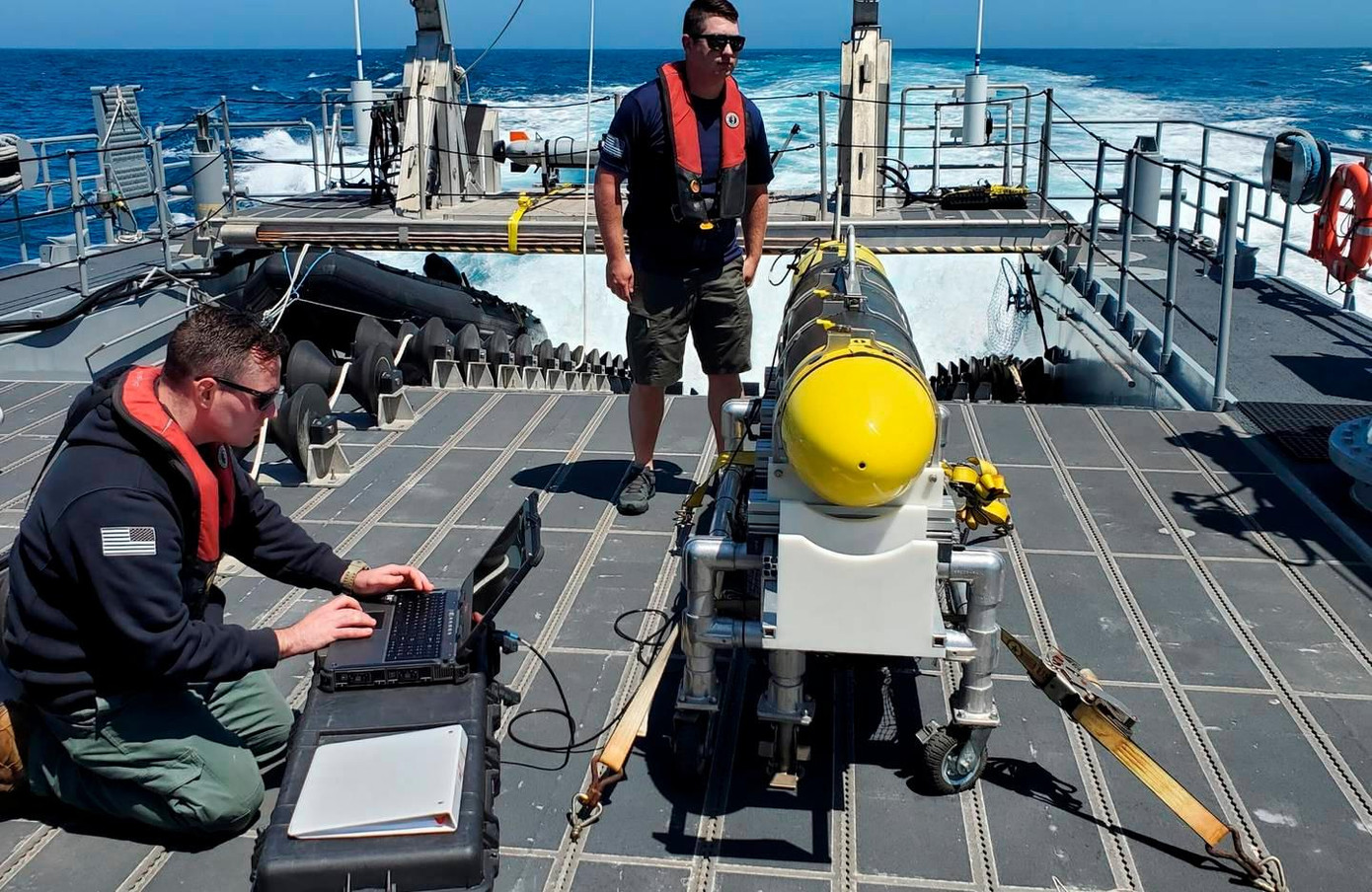Các thủy thủ lắp đặt một thiết bị không người lái dưới đáy biển CARINA ngoài khơi San Diego ngày 19 tháng 4. Ảnh: AP