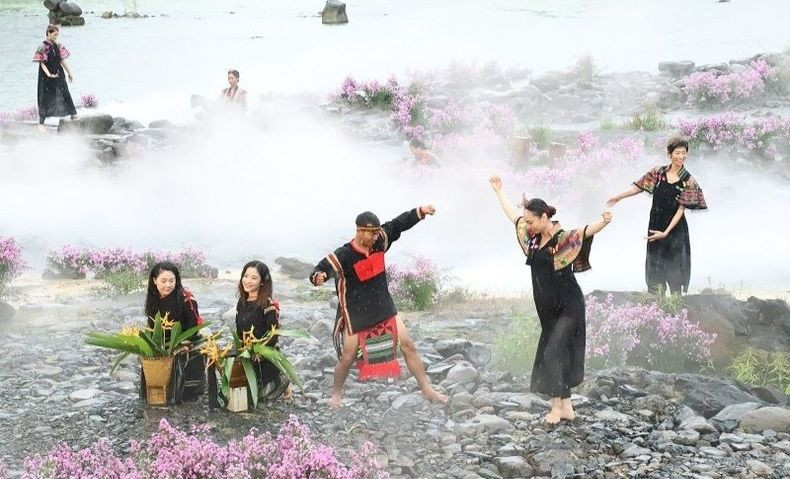 Chương trình kết hợp giữa biểu diễn thời trang thổ cẩm và nghệ thuật văn hóa truyền thống làm cho chương trình thêm đặc sắc. Ảnh: Báo Nhân dân